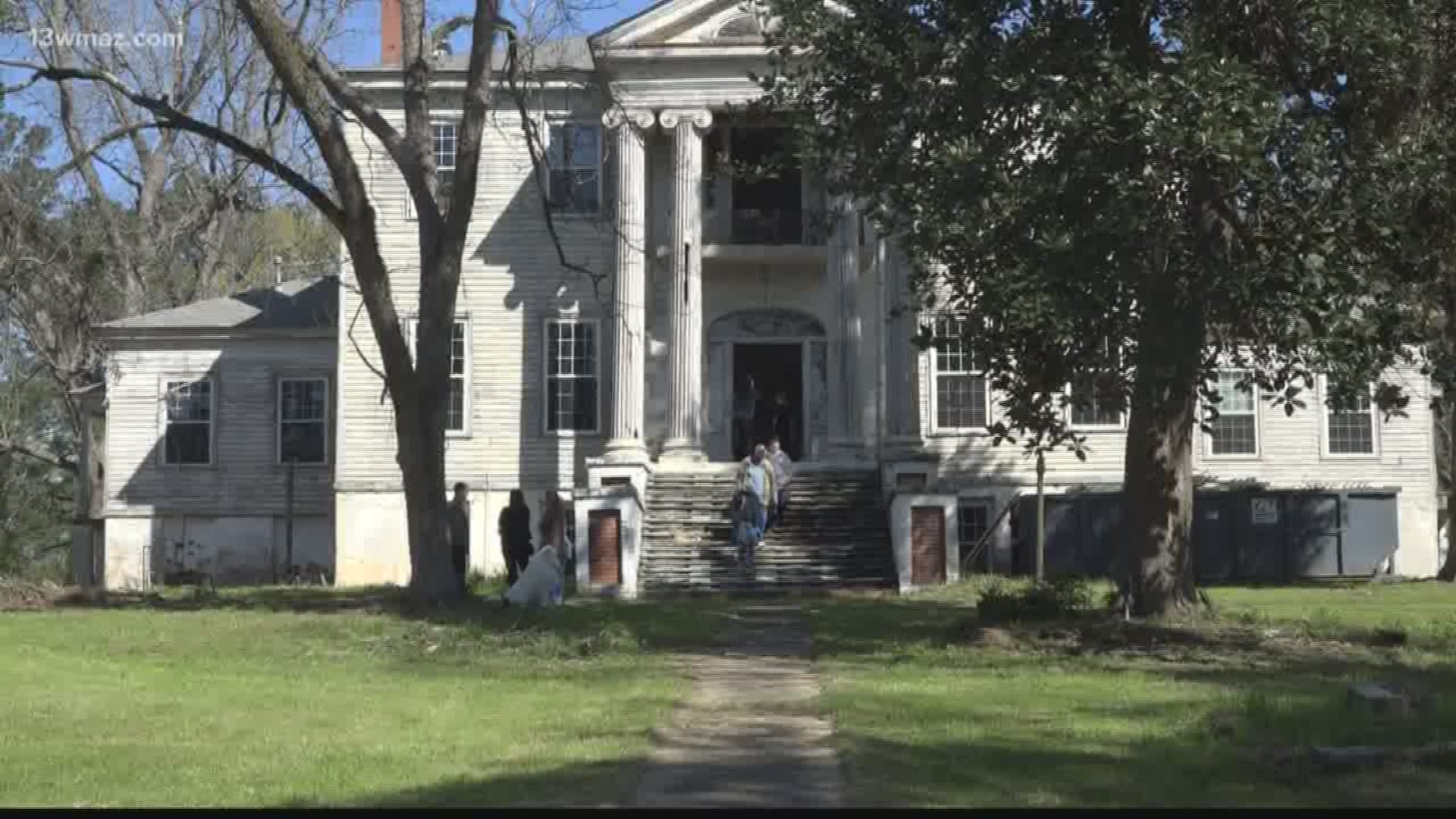 The Historic Rockwell House in Milledgeville is getting cleaned up and transformed into student housing. Volunteers met on Saturday to help out with the effort.
