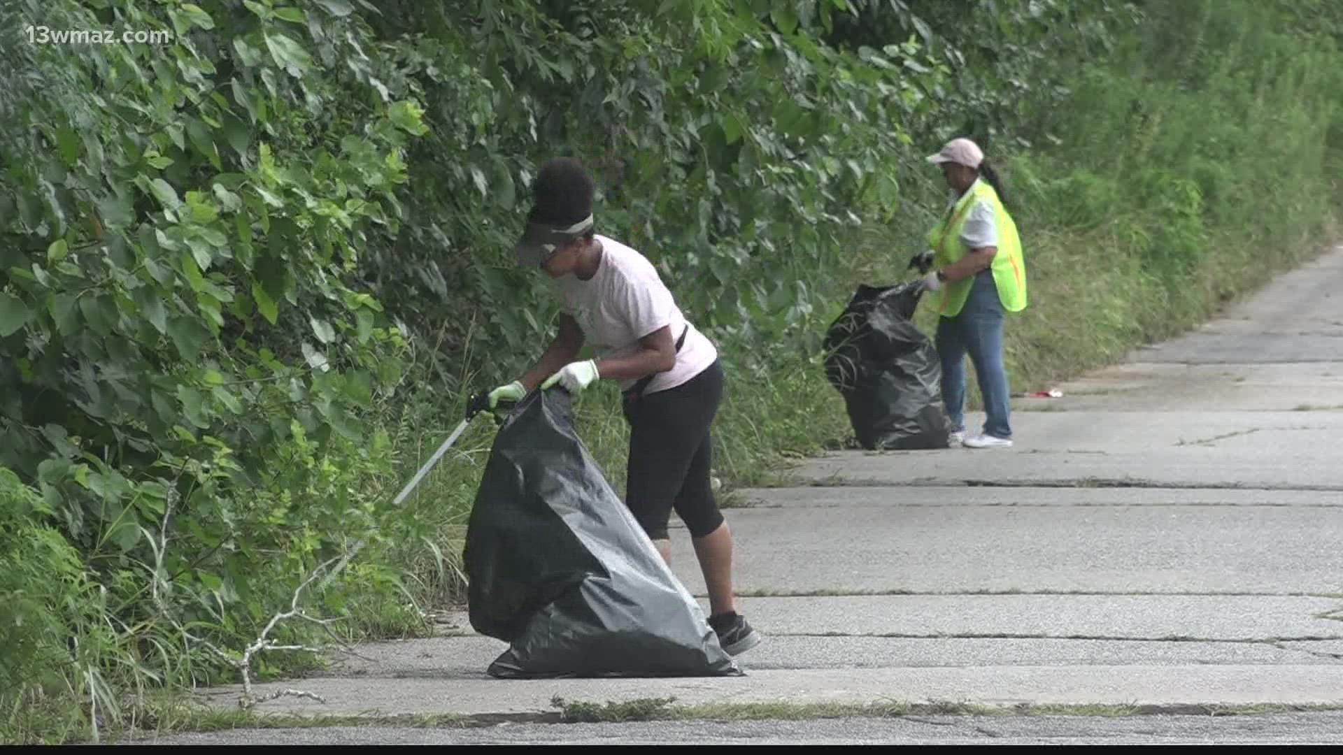 The Historic Vineville Neighborhood Association partnered with Keep Macon-Bibb Beautiful to host a community cleanup.