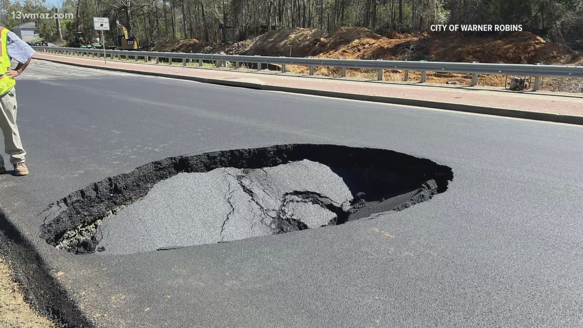 Sinkhole ‪ Sinkhole closes eastbound lanes Highway 96 in Warner Robins