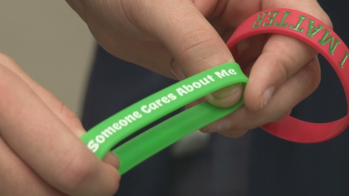 Students in Houston County Schools give out affirmation bracelets - Vimarsana News