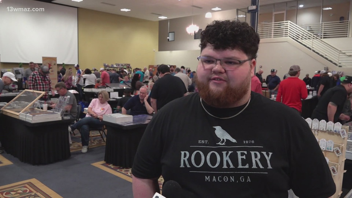 Former Braves MVP Dale Murphy draws fans at Middle Georgia card show in Macon