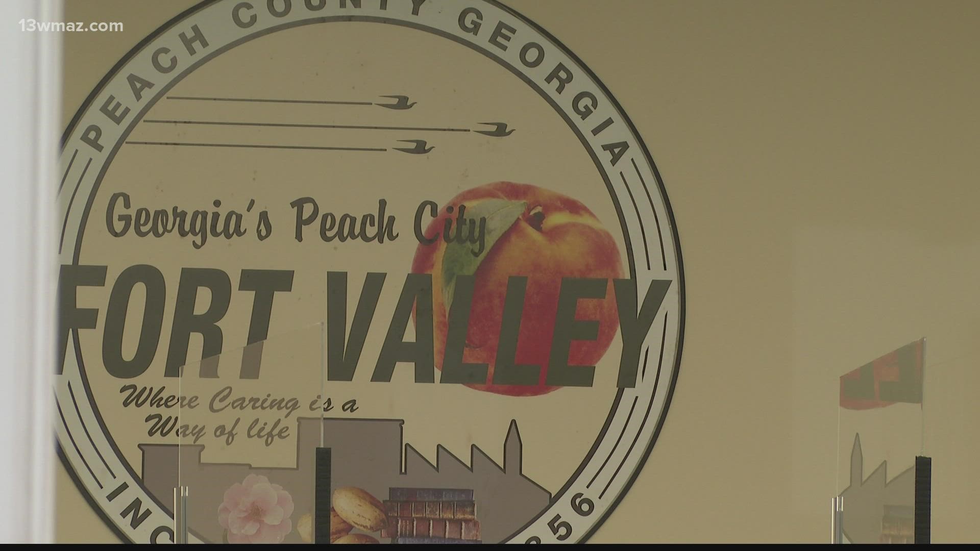 There's a new contest facing voters in Fort Valley's city election after a judge said the mayor's race is back on.