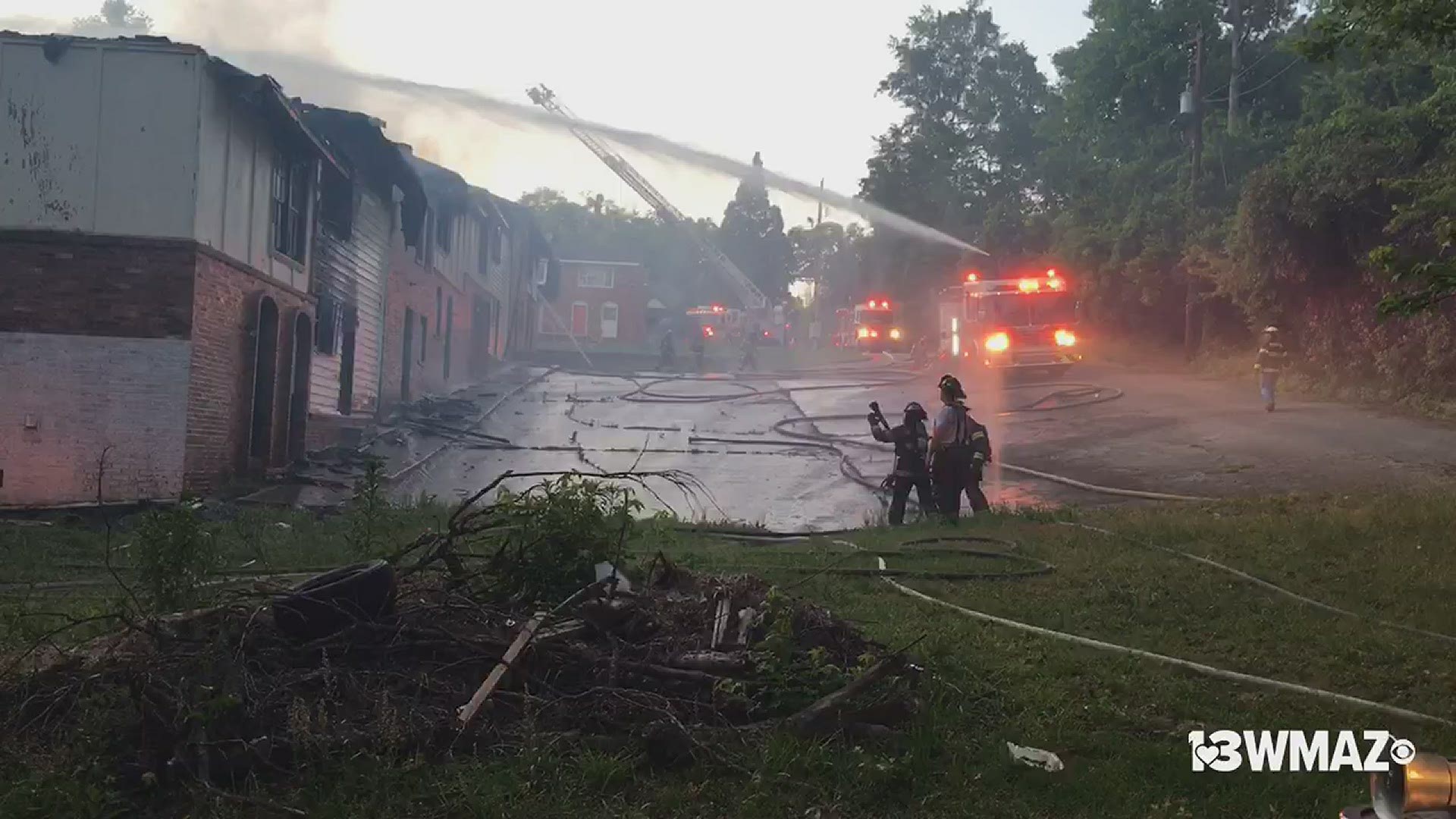 Bibb crews battle fire at east Macon apartment complex