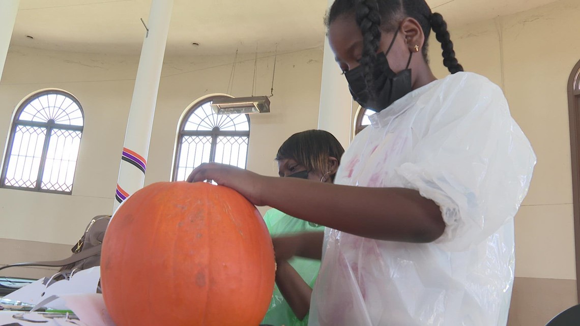 Pumpkin carving at Carolyn Crayton Park - Vimarsana News