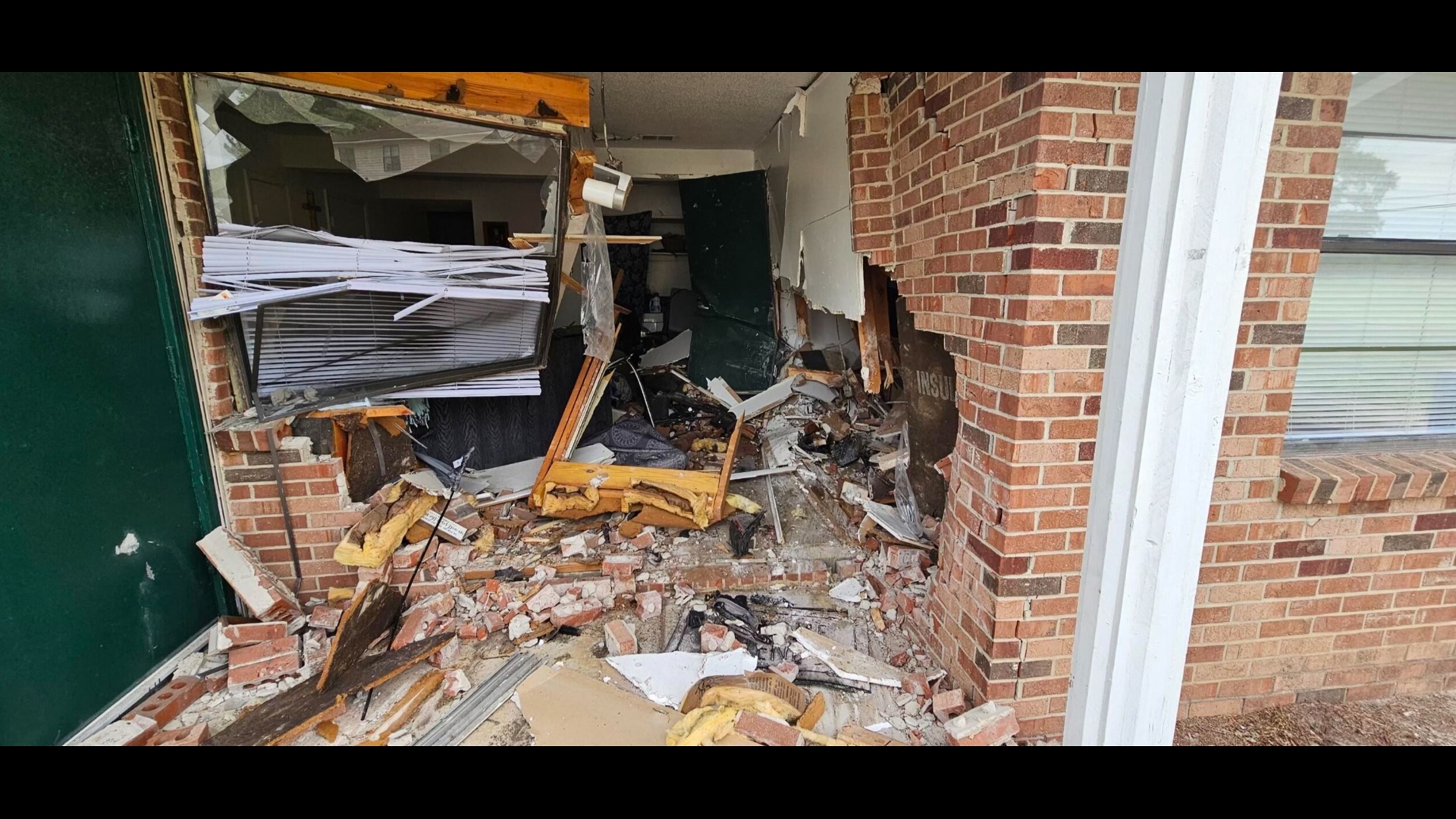 Car crashes into apartment complex in Perry | 13wmaz.com