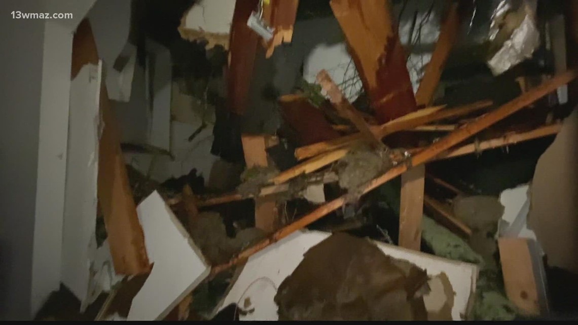 Griffin funeral home staff barely escapes fallen tree - Vimarsana News