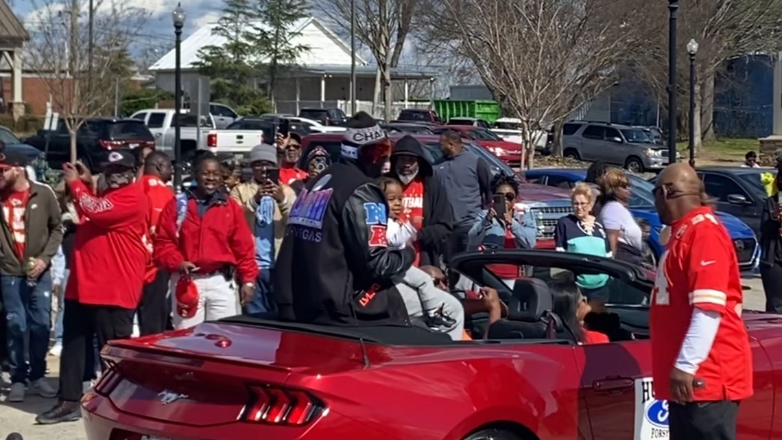 Forsyth holds parade for super bowl winner Malik Herring | 13wmaz.com