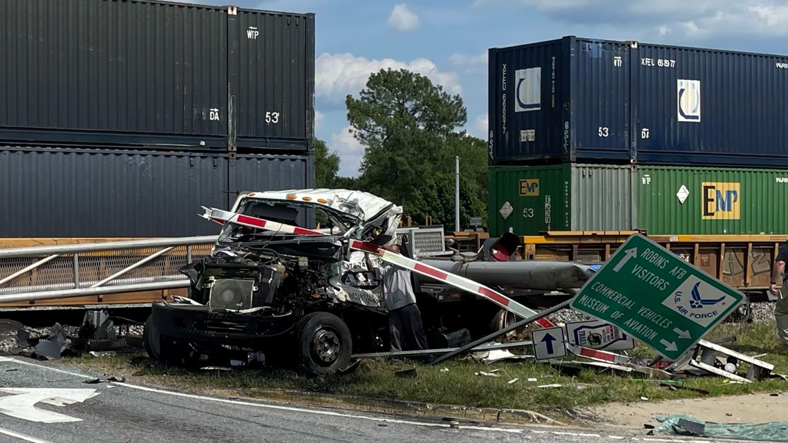 Car Struck By Train In Warner Robins | 13wmaz.com