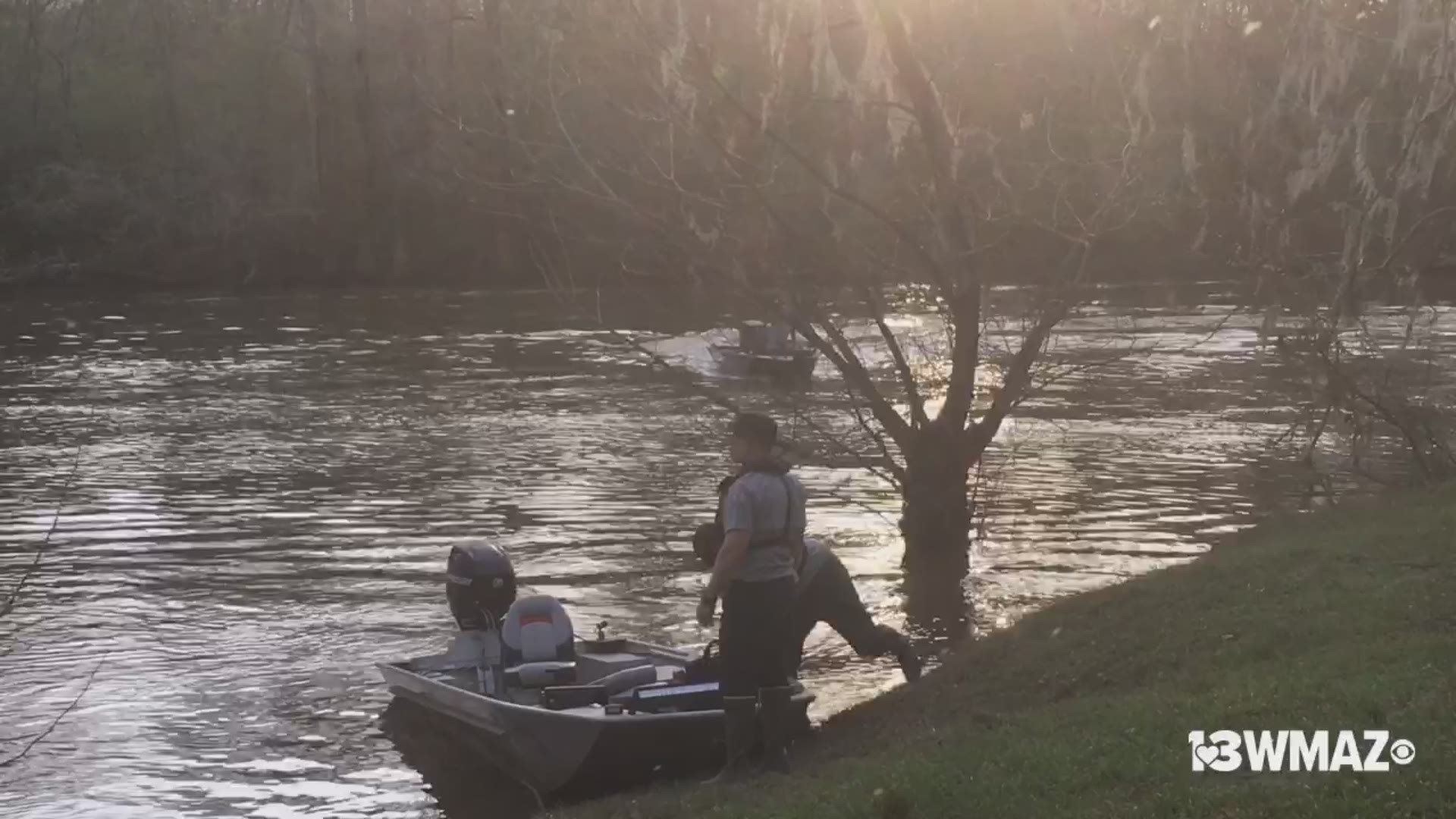 Crews searching the Ocmulgee River for a missing boater