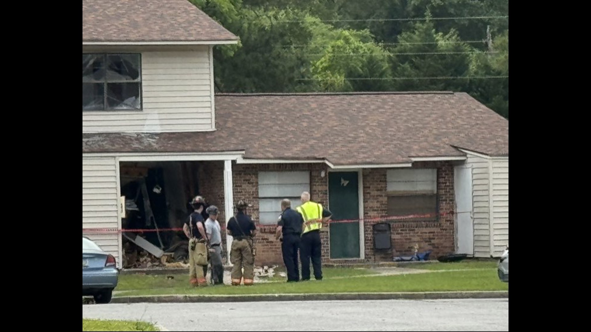 Car crashes into apartment complex in Perry | 13wmaz.com