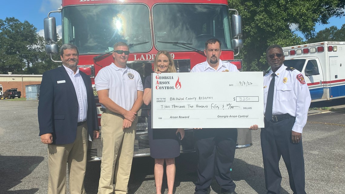 Baldwin County man receives 3200 reward for helping fire recue t
