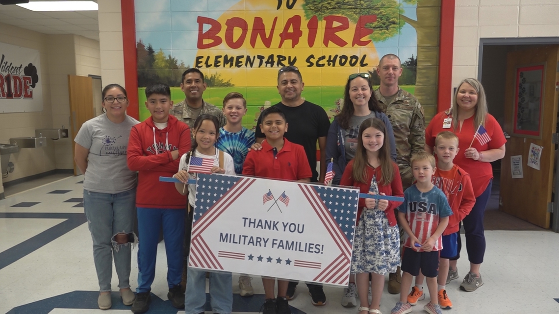 Kami hanya menghargai semua pengorbanan: Sekolah Dasar Bonaire menghormati keluarga militer dengan parade sekolah khusus