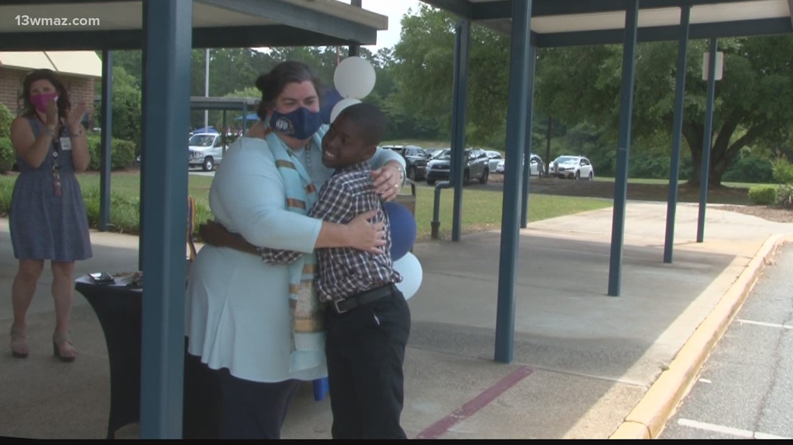 Springdale Elementary says goodbye to 5th graders with walkthrough celebration | 13wmaz.com