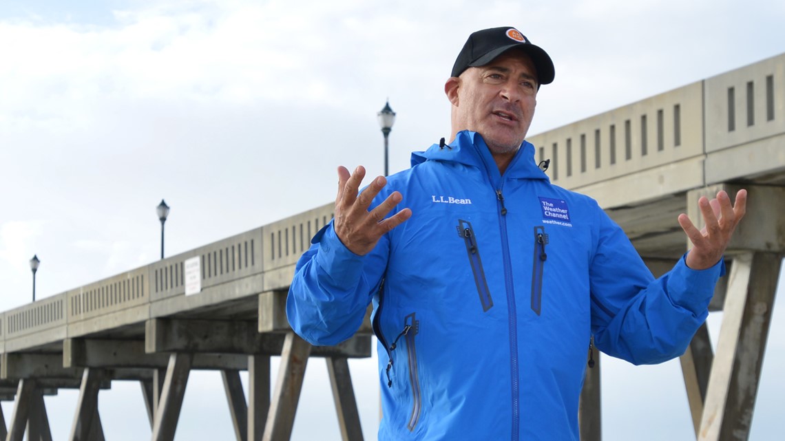 Jim Cantore hit by tree branch while covering Hurricane Ian