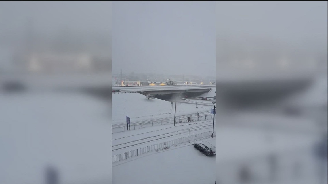 Thanksgiving travelers in Atlanta navigate rain, crowds and traffic as they head home