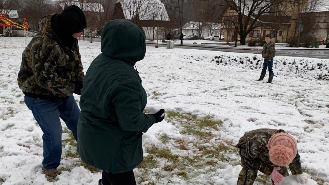 Families flock to Helen as snow falls in north Georgia | 13wmaz.com