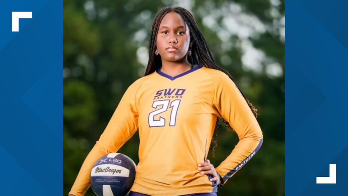 15-year-old volleyball player dies after collapsing before practice ...